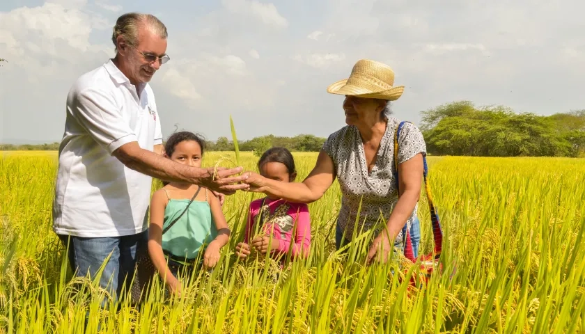 Eduardo Verano junto a una familia campesina.