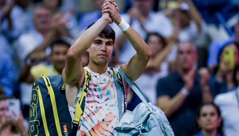 Carlos Alcaraz se despide del público tras quedar eliminado del US Open. 