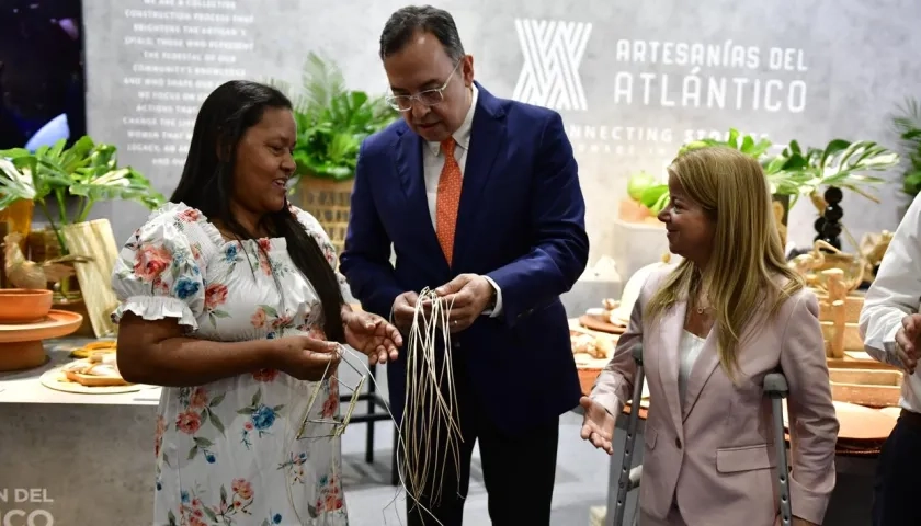 Alfonso Prada, embajador de Colombia en Francia, contemplando las artesanías del Atlántico.