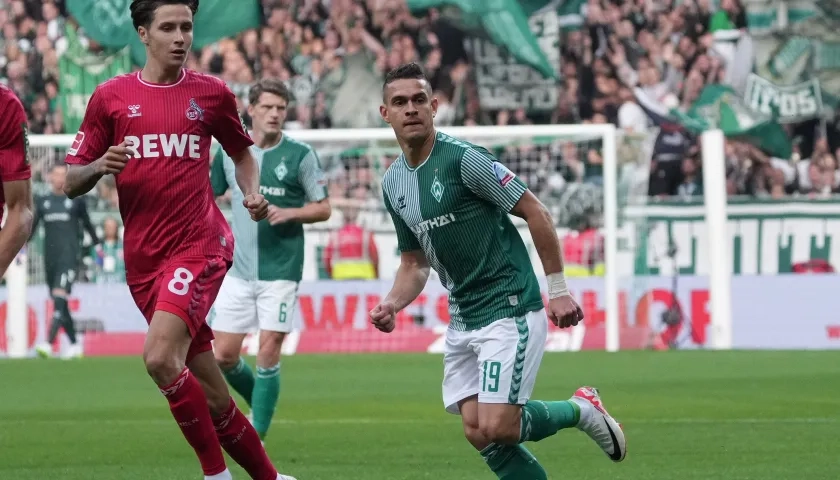 Rafael Santos Borré jugando ante el Colonia.