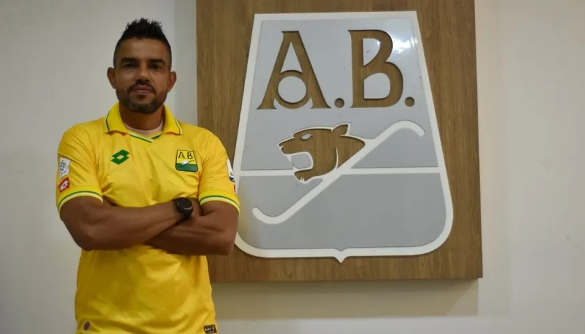 Alexis Márquez siendo presentado como entrenador del Bucaramanga.