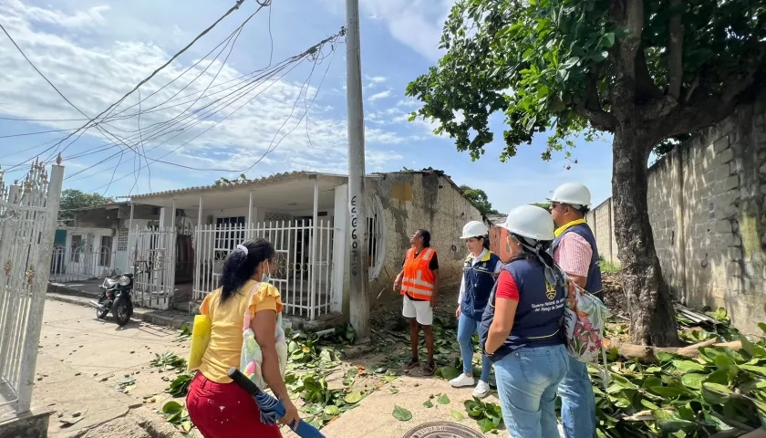 Organismos de socorro se hicieron presentes en los sectores afectados por lluvias y fuertes vientos