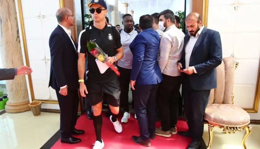 Cristiano Ronaldo a su arribo al aeropuerto Imán Jomeiní de Teherán.