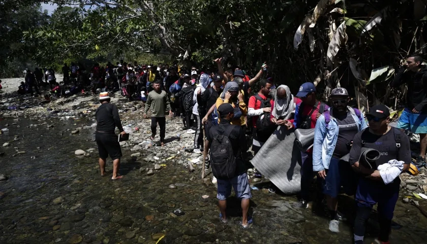 Migrantes esperan para ser trasladados en canoa desde la Quebrada León hasta Bajo Chiquito, en Darién (Panamá)