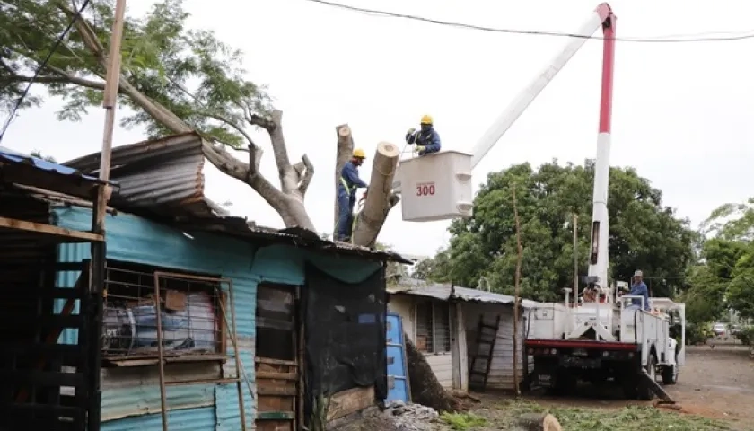 El equipo de Gestión del Riesgo de la Alcaldía de Montería haciendo su trabajo.