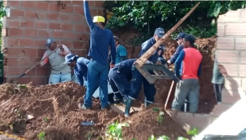 Rescatistas en la vivienda en cuyo interior murieron 4 personas en Antioquia