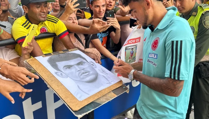 Luis Díaz contemplando la obra del artista Adalberto Viñas Palomino.