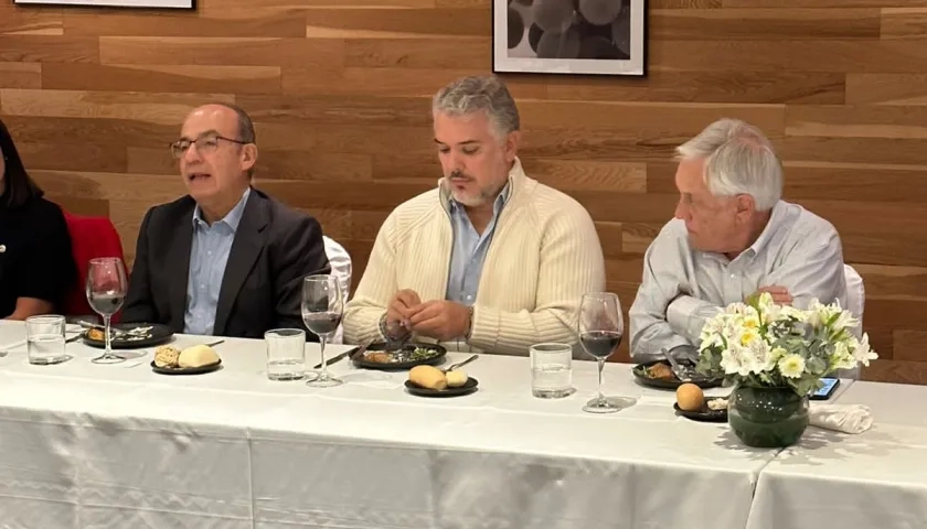 El expresidente Iván Duque compartiendo un almuerzo organizado por la Fundación Libertad.