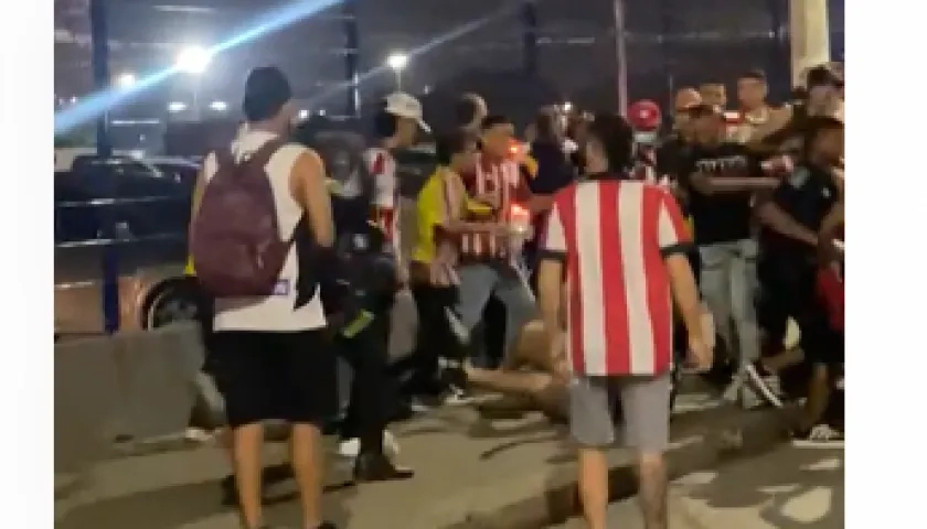 Momento exacto en el que un policía intenta ayudar al hincha de Nacional.