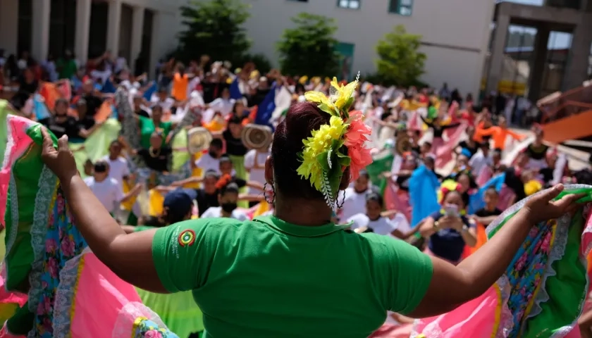 Grupo folclórico de la Escuela Distrital de Arte (EDA).