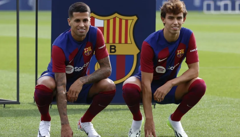 Los portugueses Joao Cancelo y Joao Félix, últimas incorporaciones del Barcelona. 