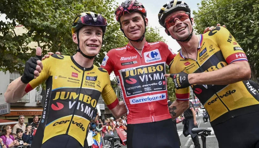 Sepp Kuss (centro) acompañado de sus compañeros de equipo Jonas Vingegaard y Primoz Roglic.