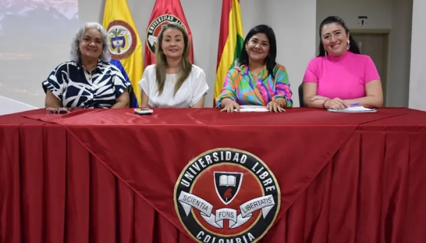 La rectora seccional, Beatriz Tovar Carrasquilla, junto a Zhejer Gutiérrez, Vilma Riaño y Reyna Elizabeth.