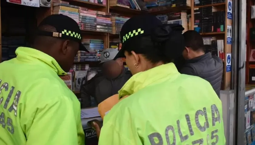 Momento de uno de los operativos de la Fiscalía y la Policía contra un centro de 'piratería' editorial en Bogotá. 