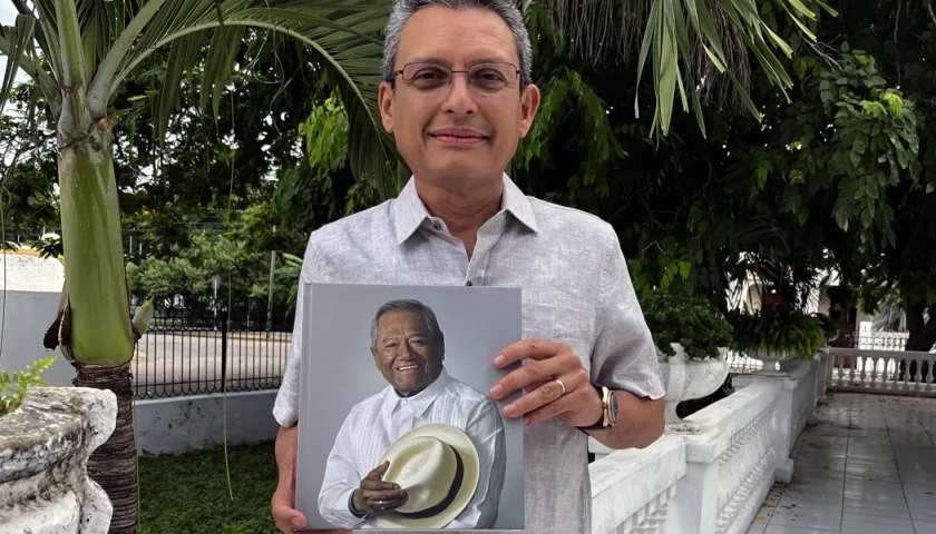 Enrique Martín Briceño, autor del libro 'Armando Manzanero'.