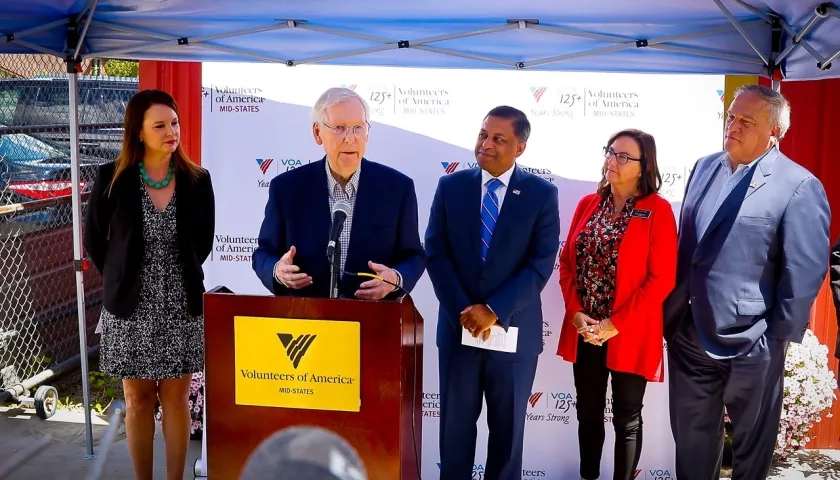 El político Mitch McConnell en rueda de prensa.