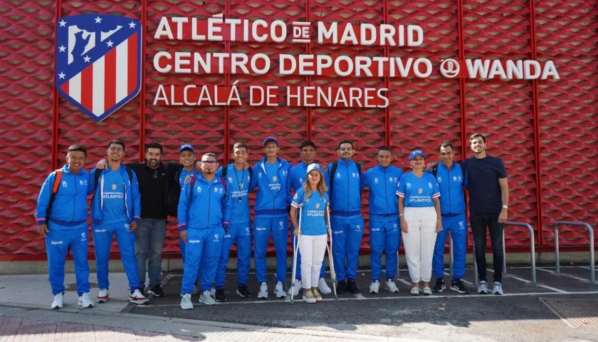 Los entrenadores de 'Misión Fútbol' en compañía de la gobernadora Elsa Noguera. 