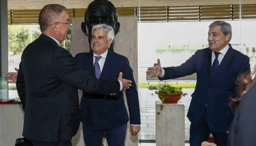 Pedro Sánchez (centro), Fernando Gomes y Fouzi Lekjaa al llegar a la reunión, en Madrid. 