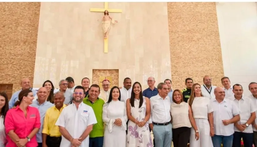 Los candidatos a la Gobernación del Cesar y la Alcaldía de Valledupar luego de firmar el pacto ético en la Catedral Ecce Homo