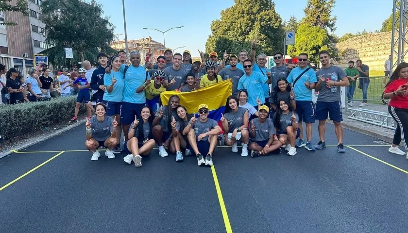 Delegación de Colombia que se alzó con el título en el Mundial de Patinaje en Italia. 