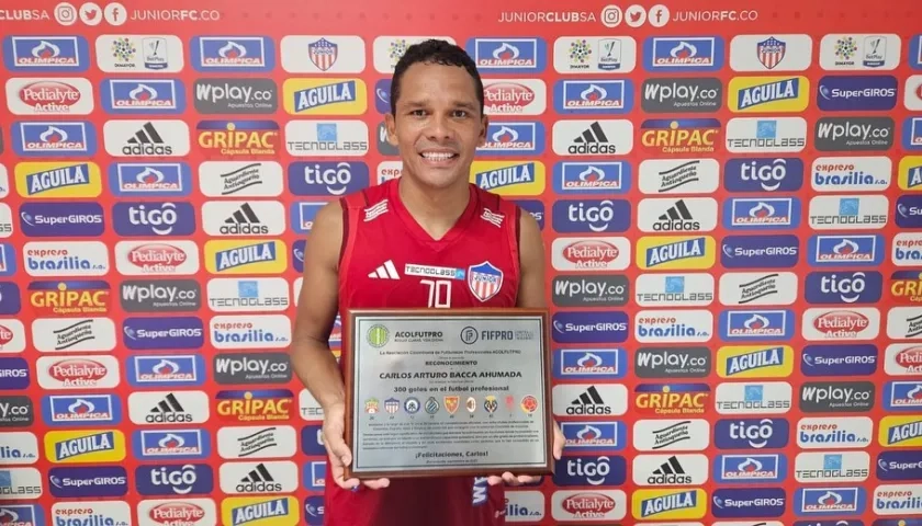 Carlos Bacca con el reconocimiento entregada por la Acolfutpro.