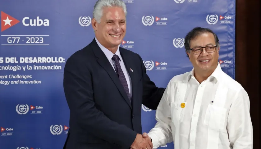  El presidente de Cuba, Miguel Diaz-Canel, y el presidente de Colombia, Gustavo Petro, se saludan durante la inauguración de la cumbre del G77+China