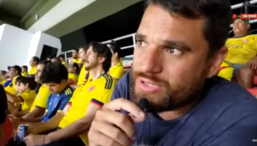 Fernando Petrocelli transmitiendo el partido Colombia-Venezuela mezclado con el público en la tribuna. 