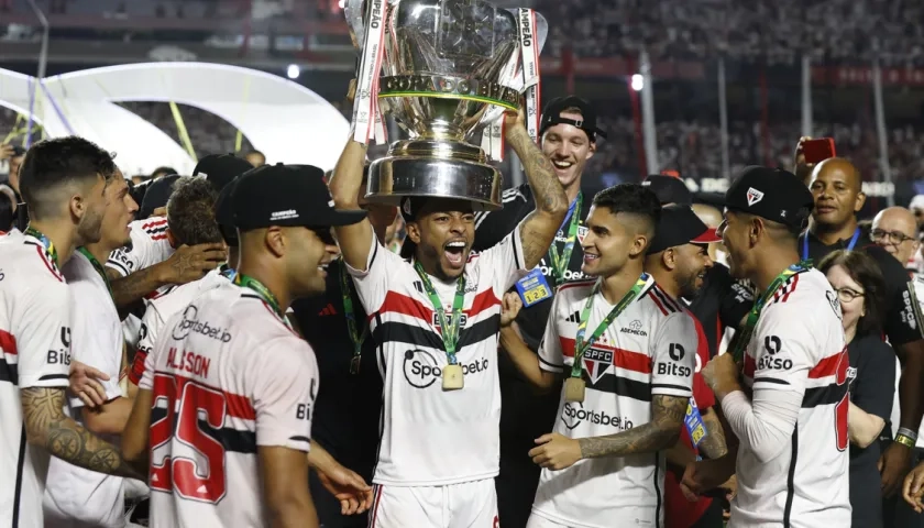 Jugadores del Sao Paulo celebran la conquista de la Copa de Brasil. 