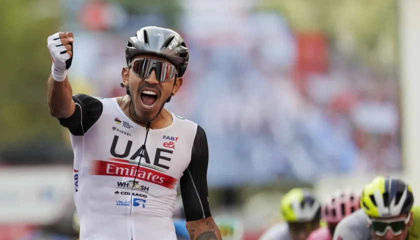 Juan Sebastián Molano celebra tras cruzar primero la meta en Zaragoza. 