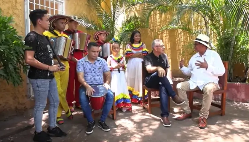 Jorge Cura y el maestro Andrés 'El Turco' Gil con los estudiantes de su escuela de música