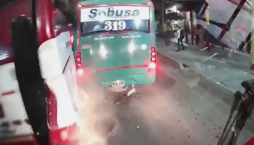 Momento exacto en el que un bus interdepartamental choca con uno de transporte público.