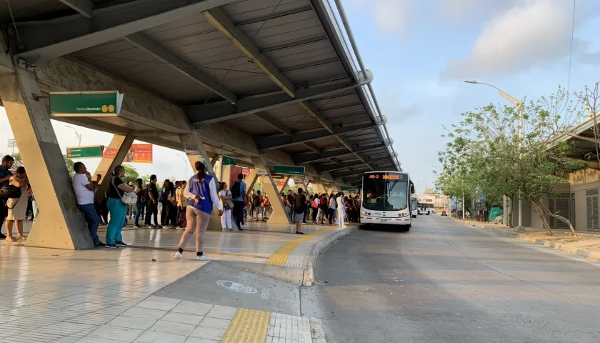 Usuarios de Transmetro en la Estación de Retorno Joe Arroyo