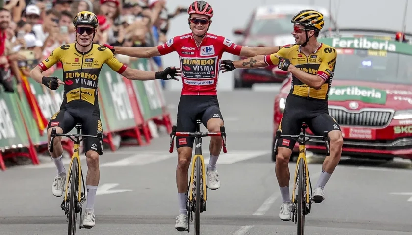 Sepp Kuss celebrando con sus compañeros Jonas Vingegaard y Primoz Roglic.