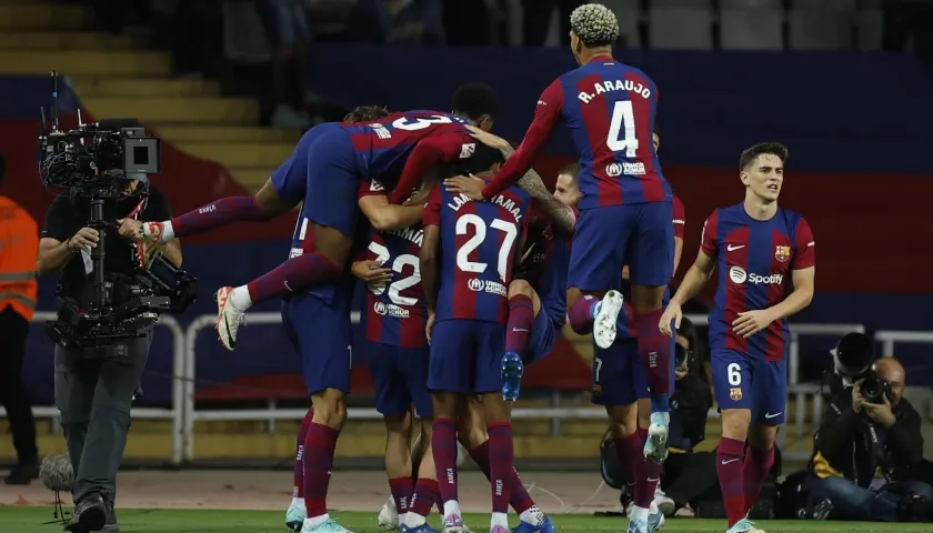 Los jugadores del Barcelona celebrando el gol de la victoria.