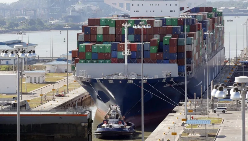 Vista de un barco portacontenedores que pasa por el Canal Panamá, en una fotografía de archivo