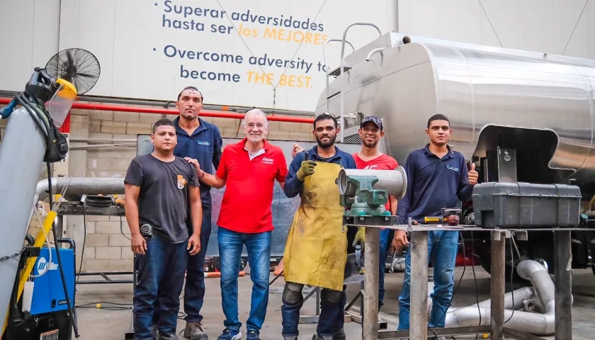 Eduardo Verano en su visita a la zona franca La Cayena.