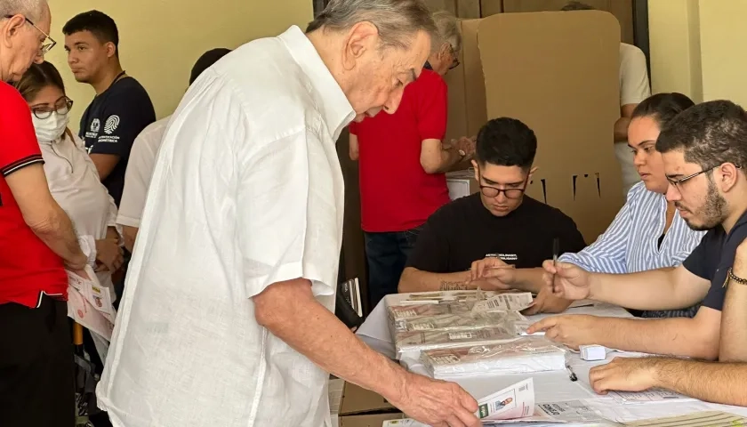 Fuad Char ejerciendo su derecho al voto.