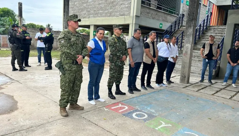 Las autoridades rindieron un minuto de silencio a la contratista de la Registraduría Duperly Arévalo, quien murió en la asonada del viernes en Gamarra