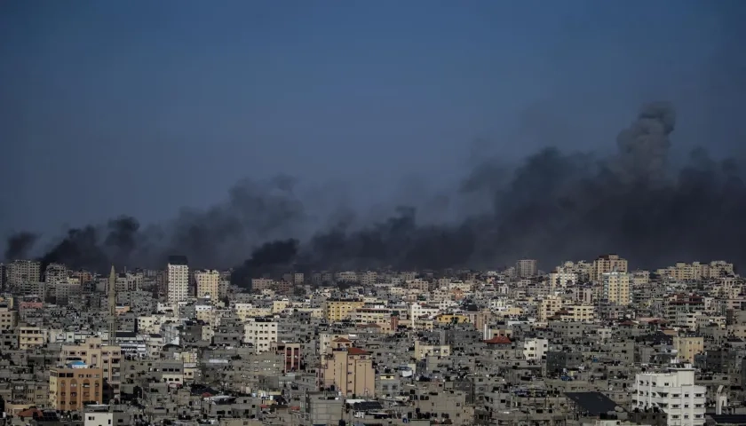 El humo se eleva desde el puerto de Gaza tras un ataque aéreo israelí este jueves