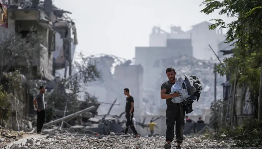 Un palestino caminando entre las ruinas en Gaza.