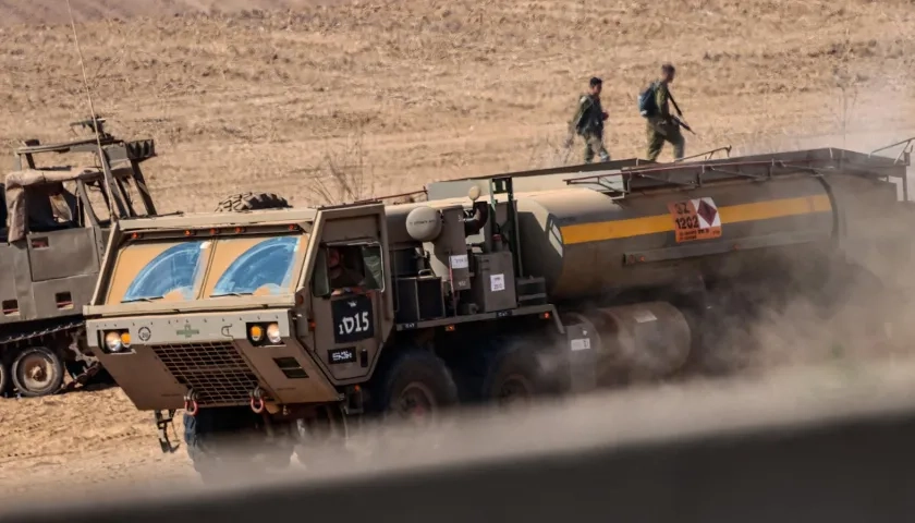 Soldados israelíes se preparan para un ataque cerca de la frontera con Gaza.