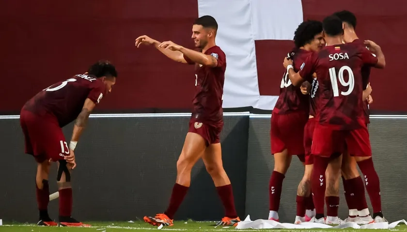 Jugadores de Venezuela celebran el gol del primer tiempo