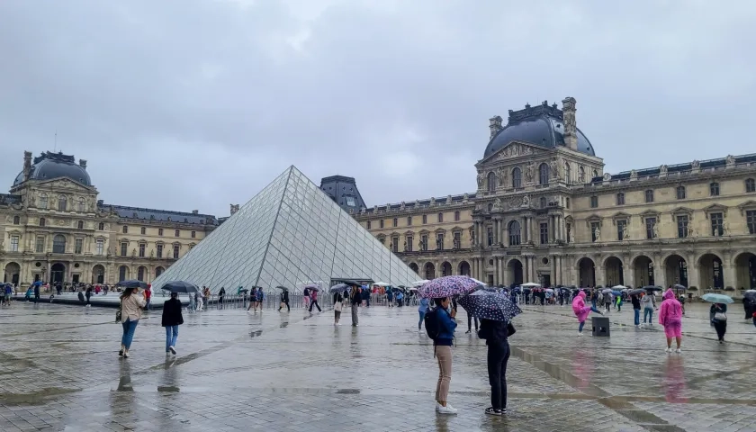 El Museo del Louvre que está ubicado en París, Francia.