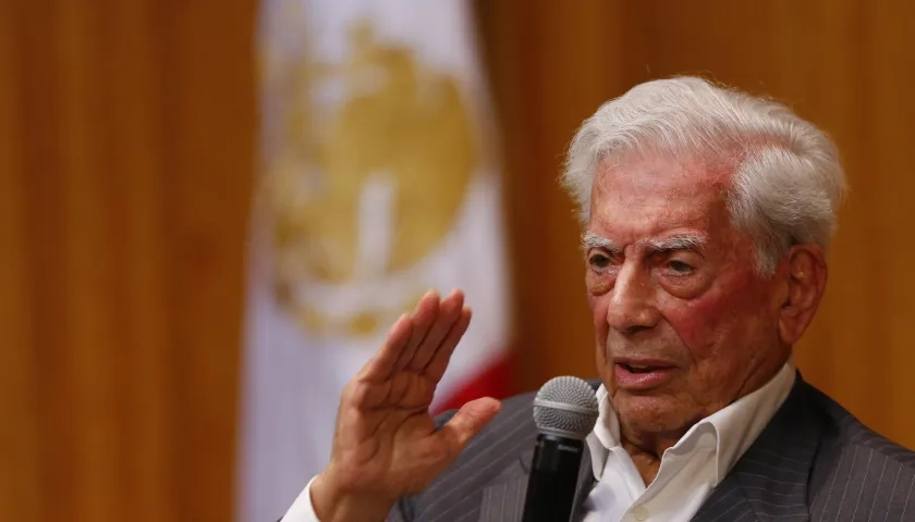 Mario Vargas Llosa en una conferencia de prensa en México.