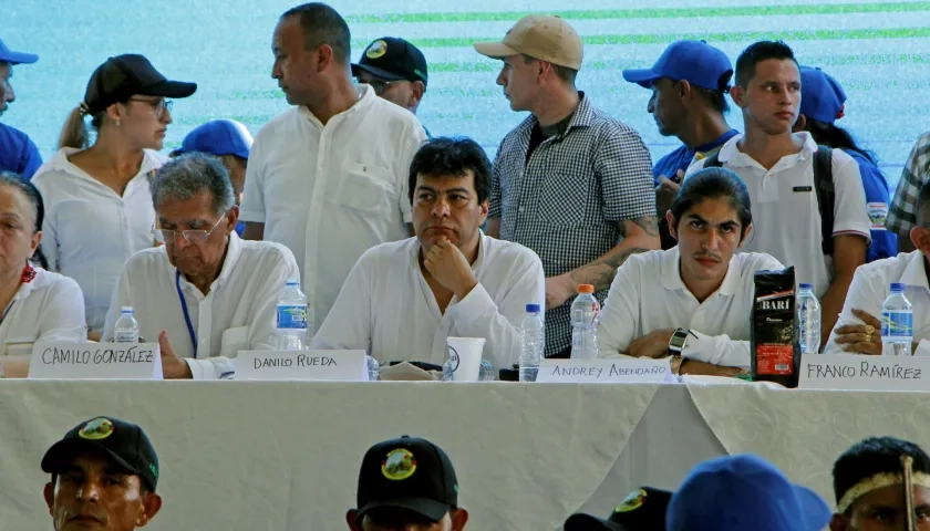 El vocero de EMC, Andrey Avendaño (d); el alto comisionado para la paz de, Danilo Rueda (c), y Camilo González (i), coordinador delegado por el Gobierno. 