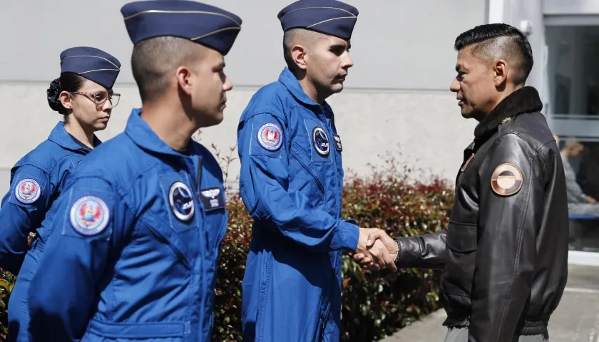 Oficiales durante la ceremonia en la sede del Comando Aéreo de Transporte Militar.