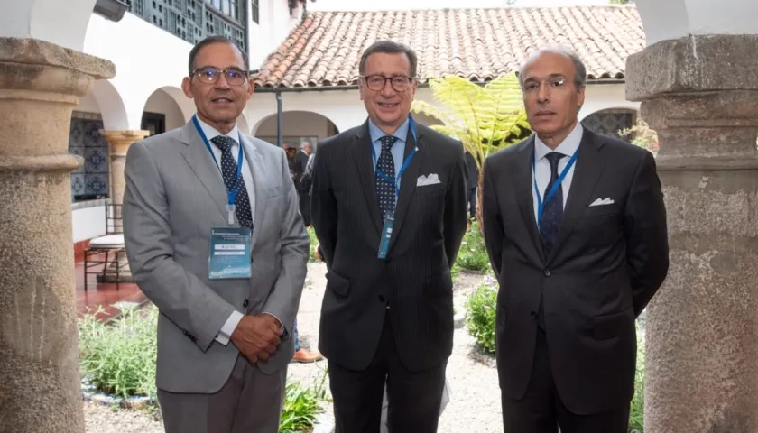 Rafael Badell Madrid, vicepresidente de la de la Academia de Ciencias Políticas y Sociales de Venezuela; Ernesto Cavelier Franco, de la Academia Colombiana de Jurisprudencia y Humberto Romero-Muci, de la Academia de Ciencias Políticas y Sociales de Venezuela. 