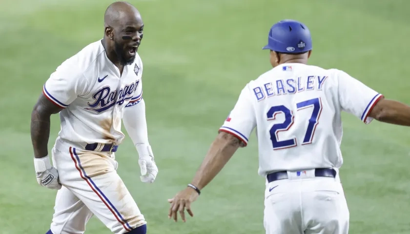 Adolis García celebrando con su compañero Tony Beasley.