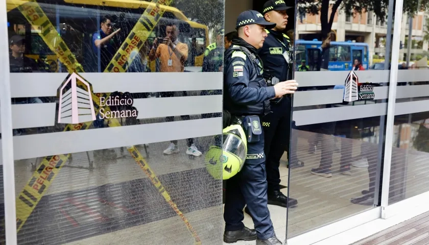 Integrantes de la Policía permanecen en la entrada del edificio donde funciona la revista Semana.