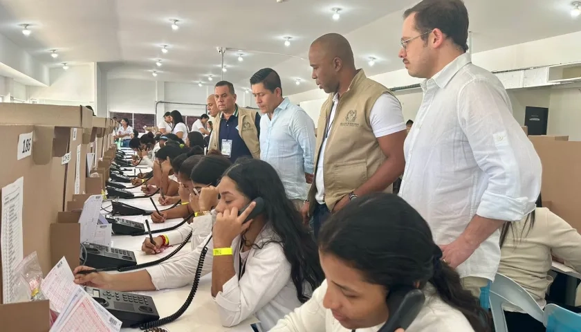 Representantes de Registraduría vigilando el Segundo simulacro de procesamiento de datos electorales.